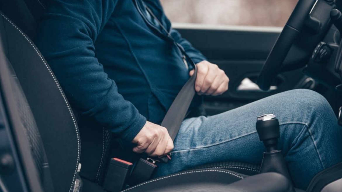 ¿Quién es el responsable del uso del cinturón de seguridad en un vehículo?