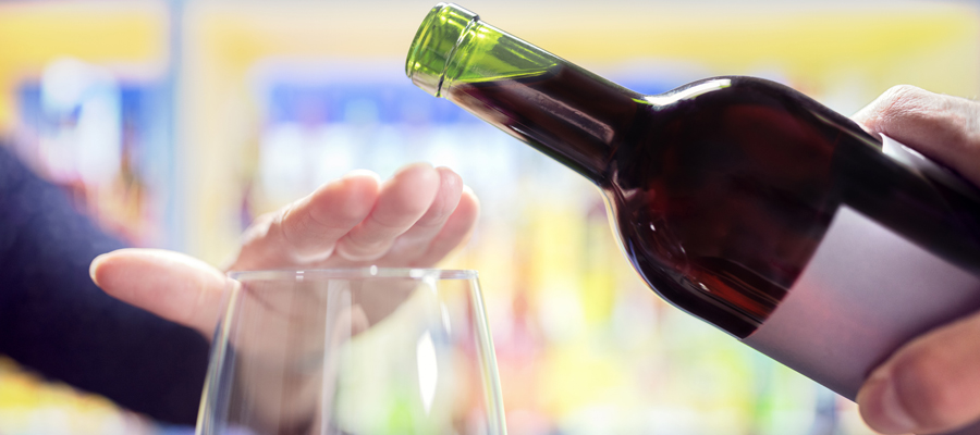 ¿ES SALUDABLE BEBER ALCOHOL MODERADAMENTE O LO MEJOR ES NI PROBARLO?